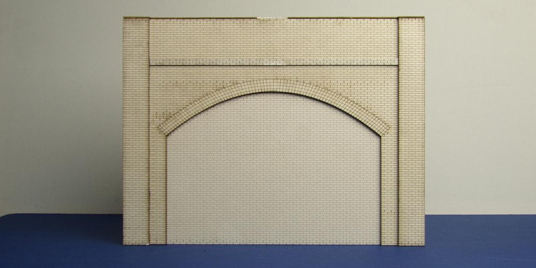 A 70-00 O gauge brick arch O gauge brick arch unit with plain underarch. This bundle includes the face of the arch and the back parapet panel with interlocking left and right brickwork.
